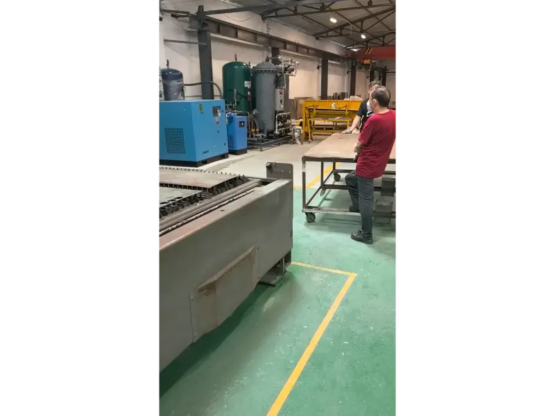 Mise en service du système d’alimentation en gaz terminée ! Compresseur d'air et générateur d'azote internes associés à la tête de découpe laser RayTools – améliorant la qualité de découpe des tôles galvanisées